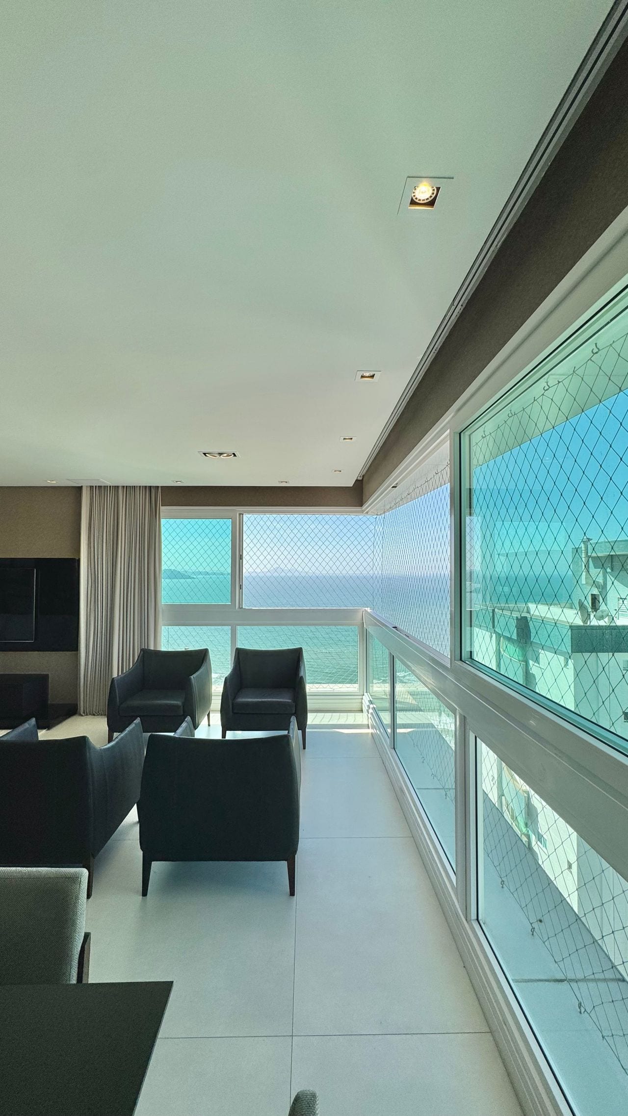Apartamento - 3 dormitórios - 3 Suítes - localizado em Balneário Camboriú / Centro