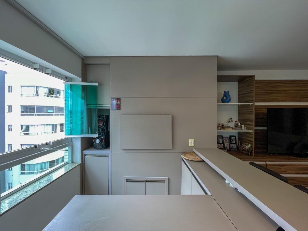 Apartamento mobiliado no Centro de Balneário Camboriú com 99m², 3 dormitórios (1 suíte máster e 2 demi-suítes), living integrado, churrasqueira a carvão e 2 vagas de garagem.