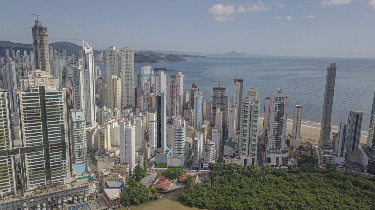 Apartamento - 4 dormitórios - 4 Suítes - localizado em Balneário Camboriú / Centro