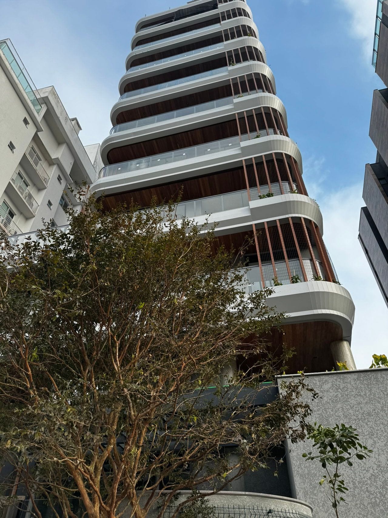 Apartamento - 3 dormitórios - 3 Suítes - localizado em Itajaí / Praia Brava