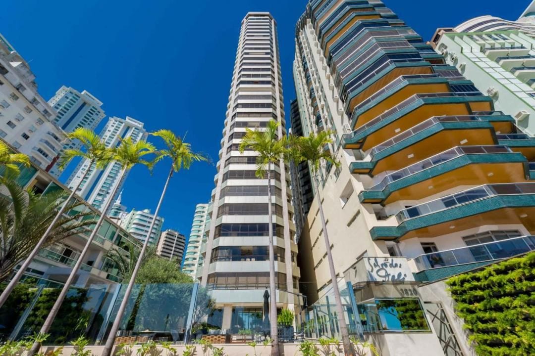 Apartamento mobiliado e decorado no Salvador Dalí Residence – 3 suítes e 2 vagas frente mar