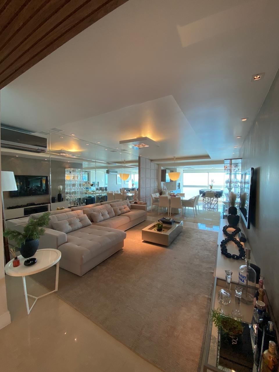 Apartamento - 4 dormitórios - 4 Suítes - localizado em Balneário Camboriú / Centro