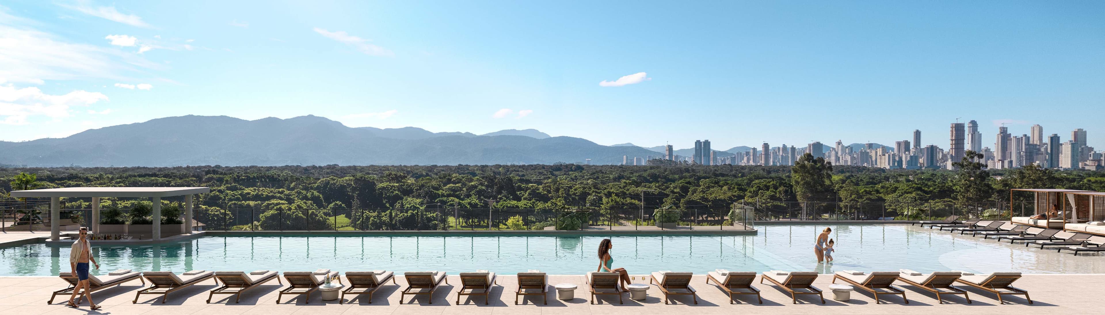 Piscina infinity com espreguiçadeiras, pessoas ao redor, vista para área verde e skyline de cidade ao fundo